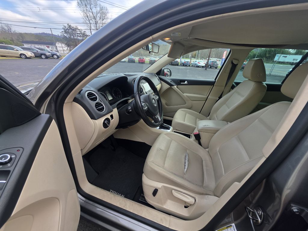 Photo 9 of this VOLKSWAGEN TIGUAN
