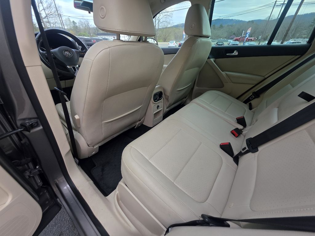 Photo 3 of this VOLKSWAGEN TIGUAN