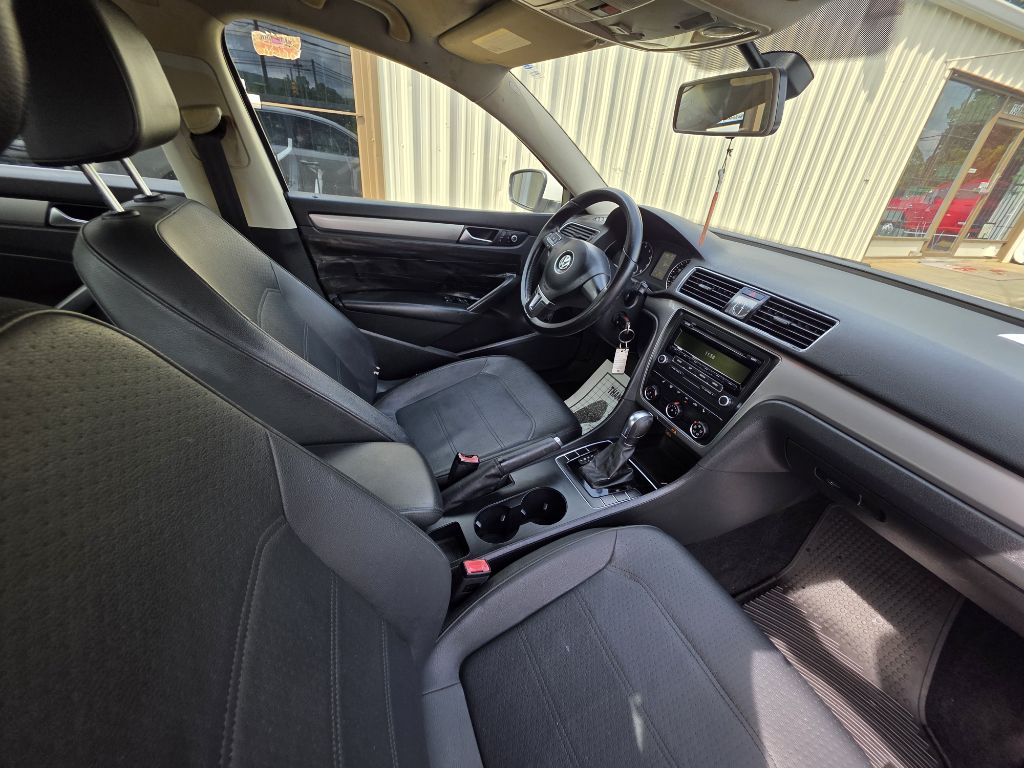 Photo 8 of this VOLKSWAGEN PASSAT