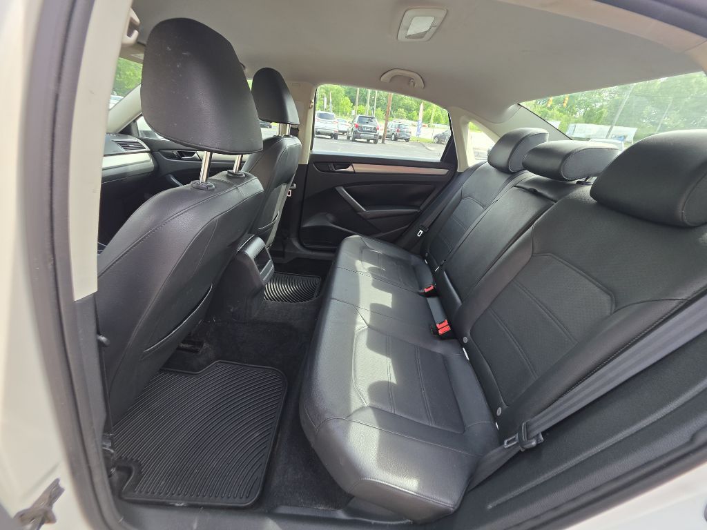 Photo 7 of this VOLKSWAGEN PASSAT