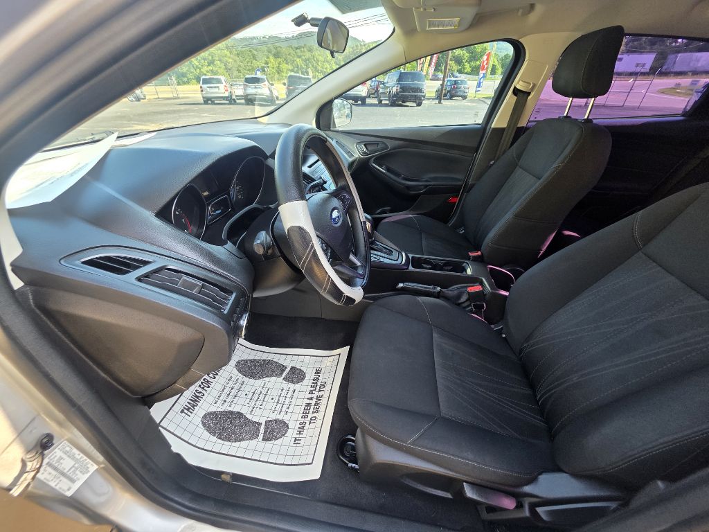Photo 8 of this FORD FOCUS