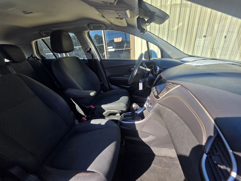 Photo 6 of this CHEVROLET TRAX