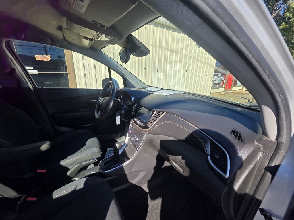 Photo 10 of this CHEVROLET TRAX