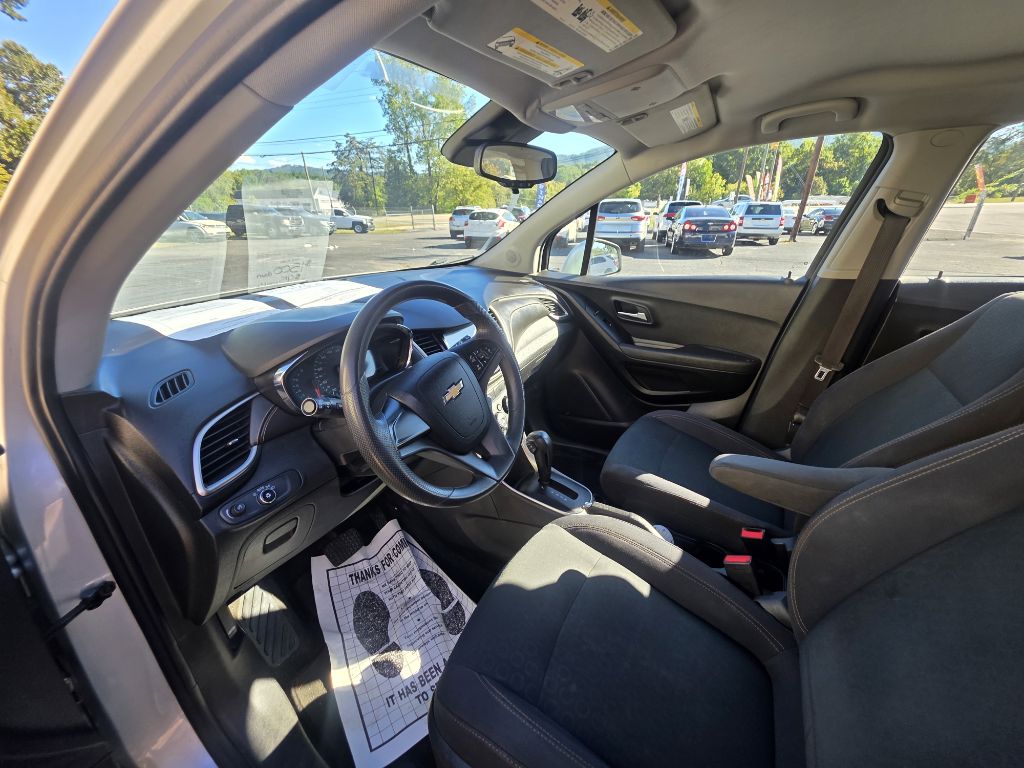Photo 3 of this CHEVROLET TRAX