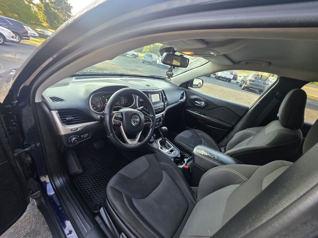 Photo 7 of this JEEP CHEROKEE