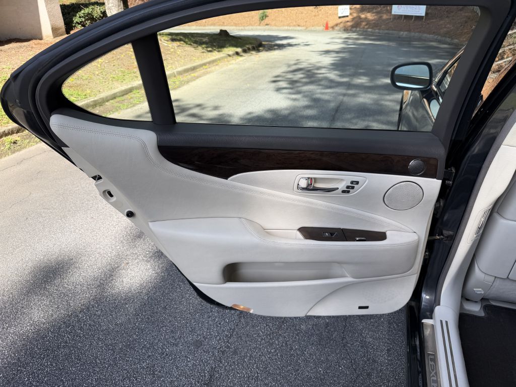 Photo 12 of this LEXUS LS