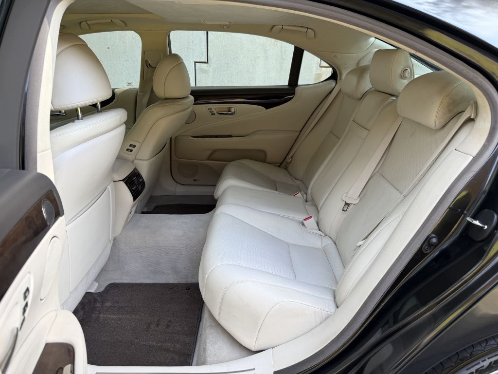Photo 13 of this LEXUS LS