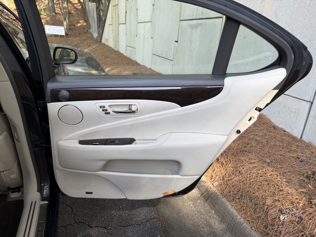Photo 15 of this LEXUS LS