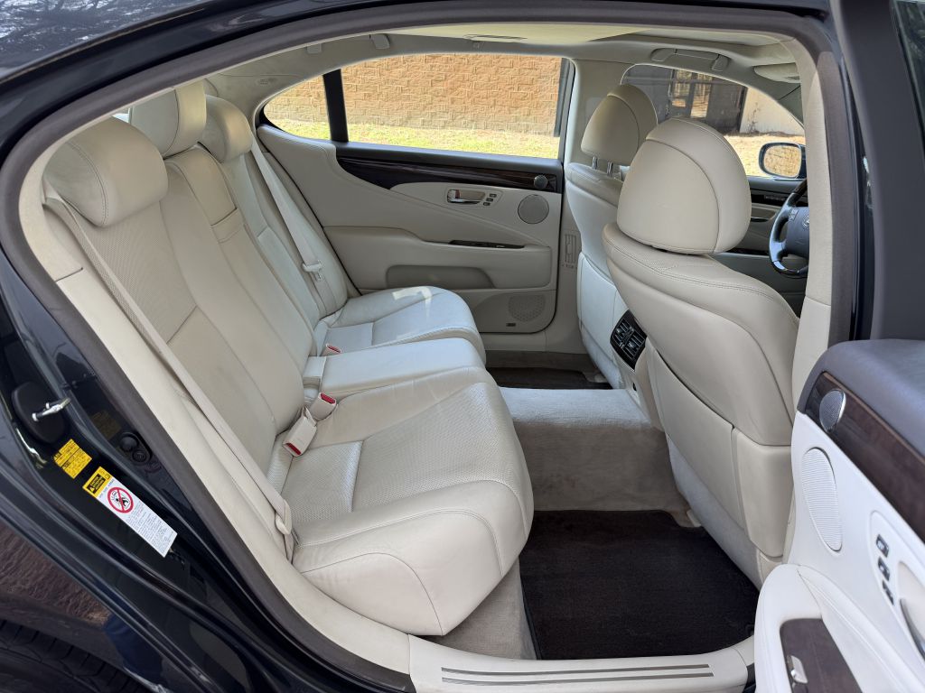 Photo 16 of this LEXUS LS