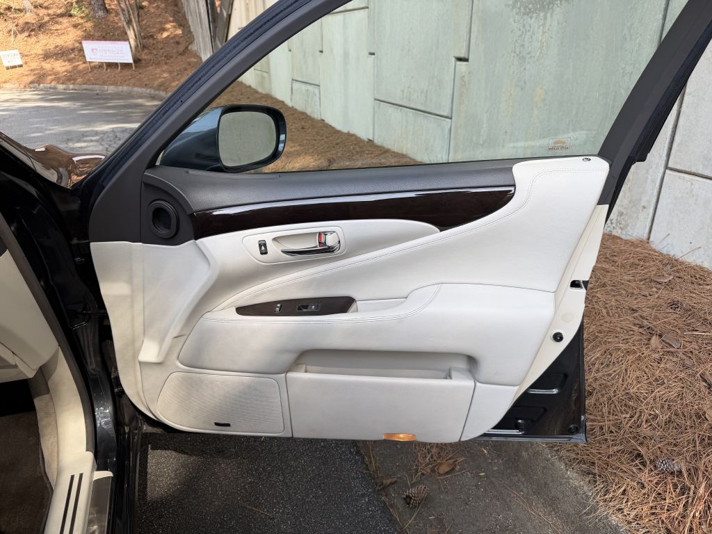 Photo 17 of this LEXUS LS