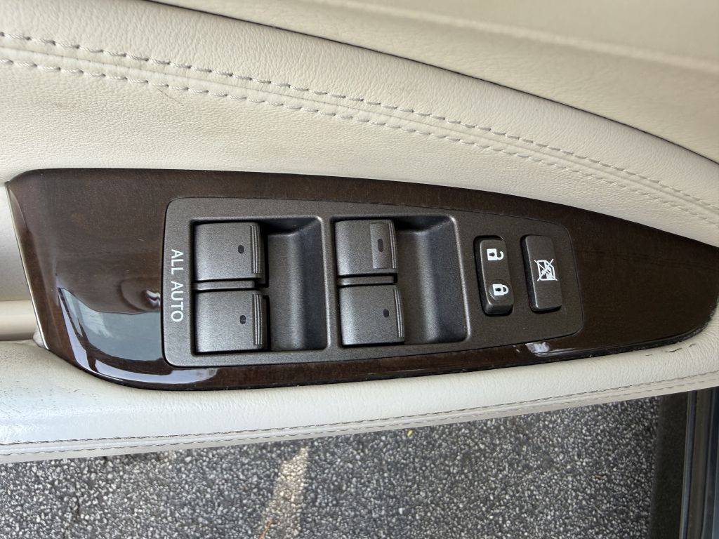 Photo 21 of this LEXUS LS