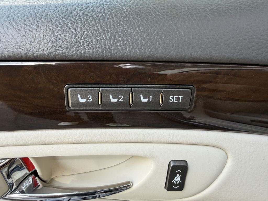 Photo 22 of this LEXUS LS