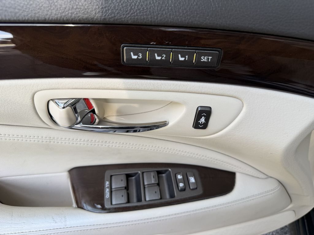 Photo 23 of this LEXUS LS