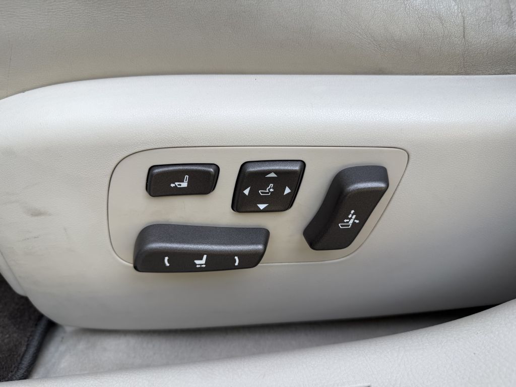 Photo 24 of this LEXUS LS
