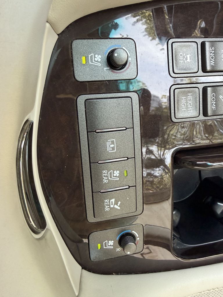 Photo 31 of this LEXUS LS
