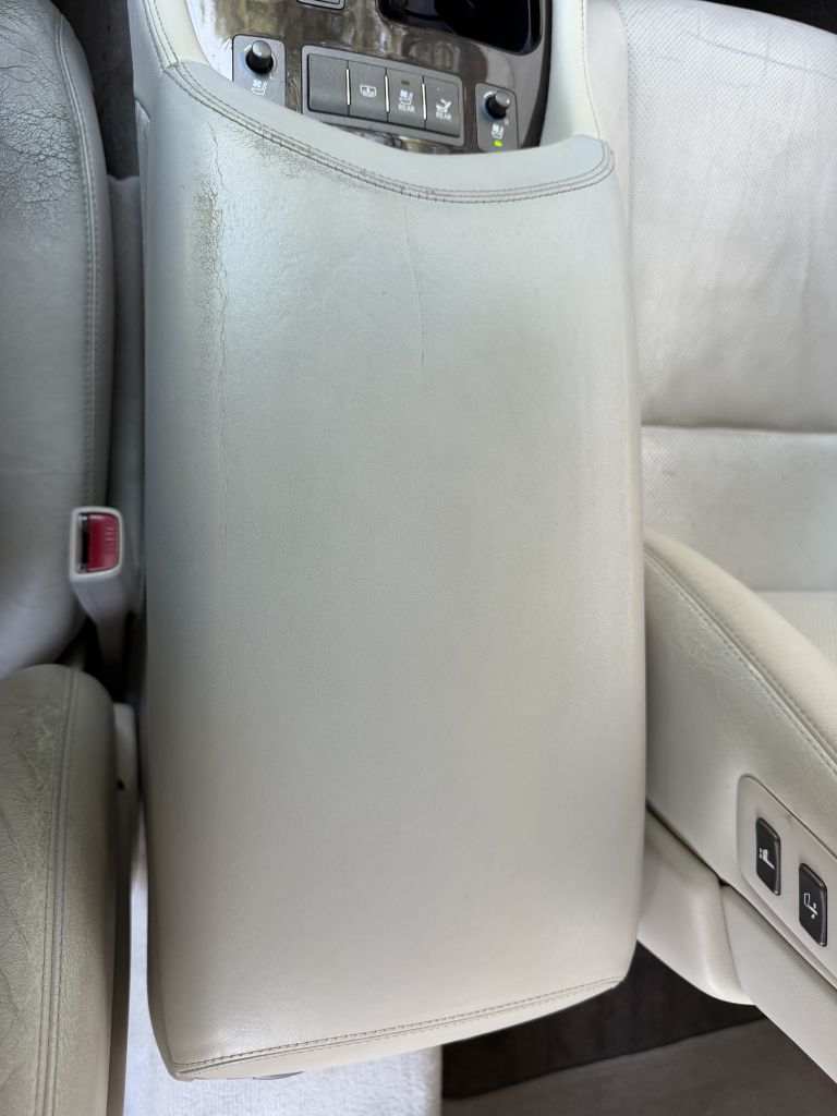 Photo 33 of this LEXUS LS