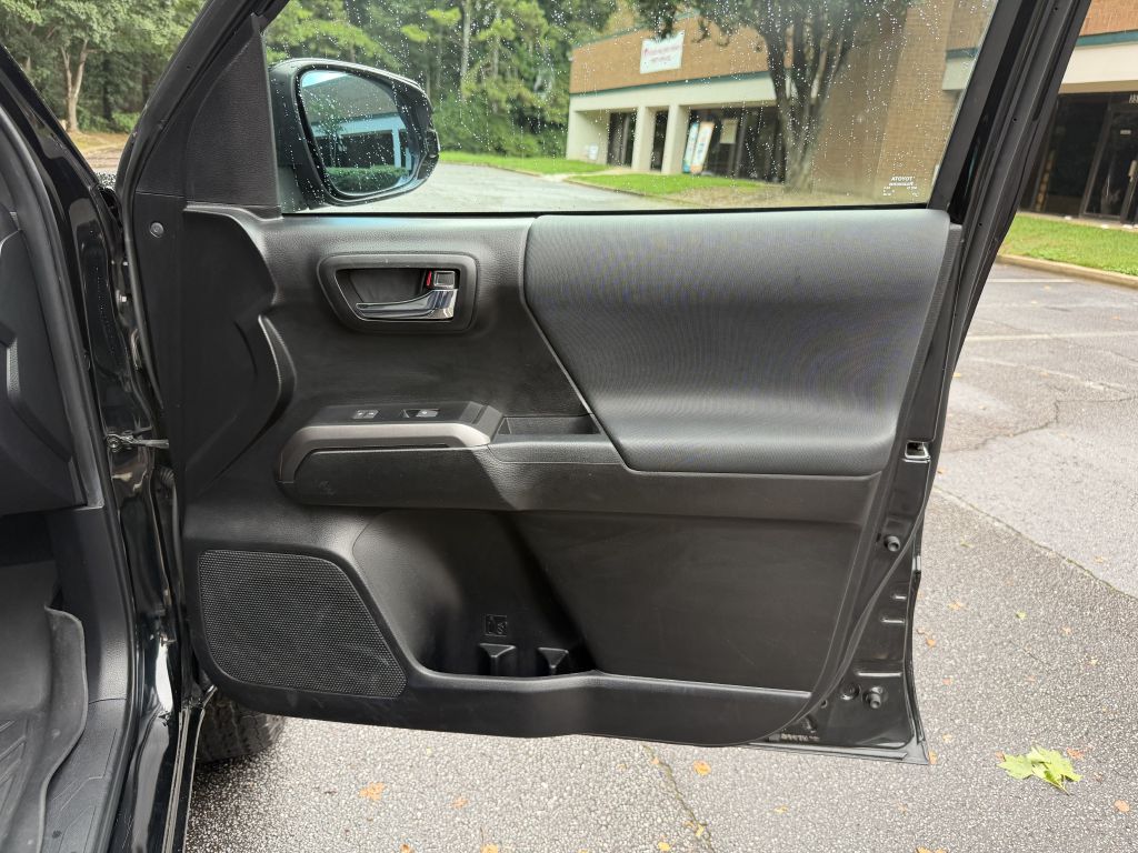 Photo 16 of this TOYOTA TACOMA