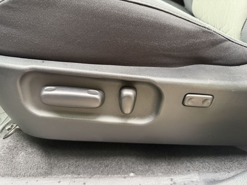 Photo 21 of this TOYOTA TACOMA