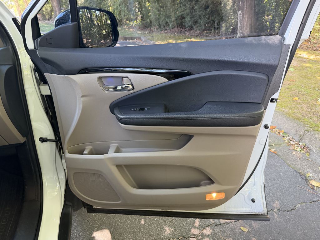 Photo 17 of this HONDA PILOT