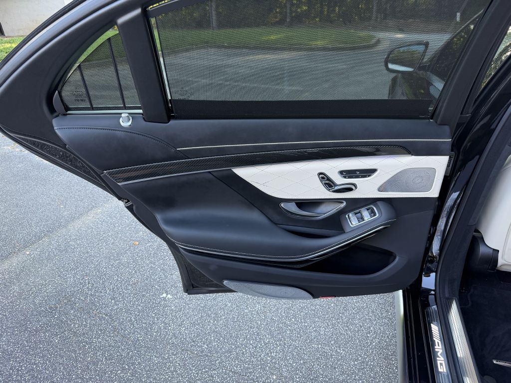 Photo 12 of this MERCEDES-BENZ S-CLASS