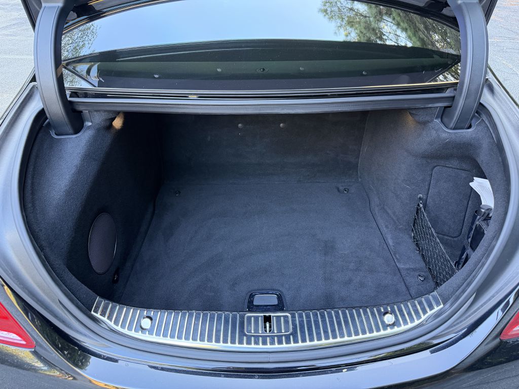Photo 14 of this MERCEDES-BENZ S-CLASS