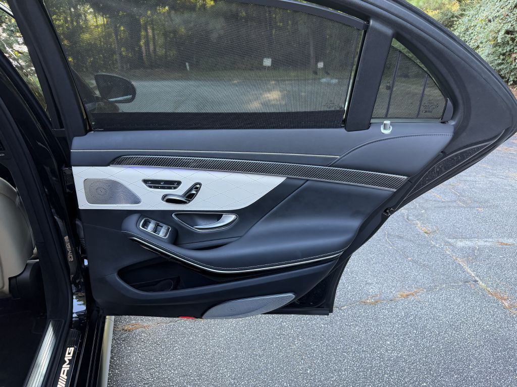 Photo 15 of this MERCEDES-BENZ S-CLASS