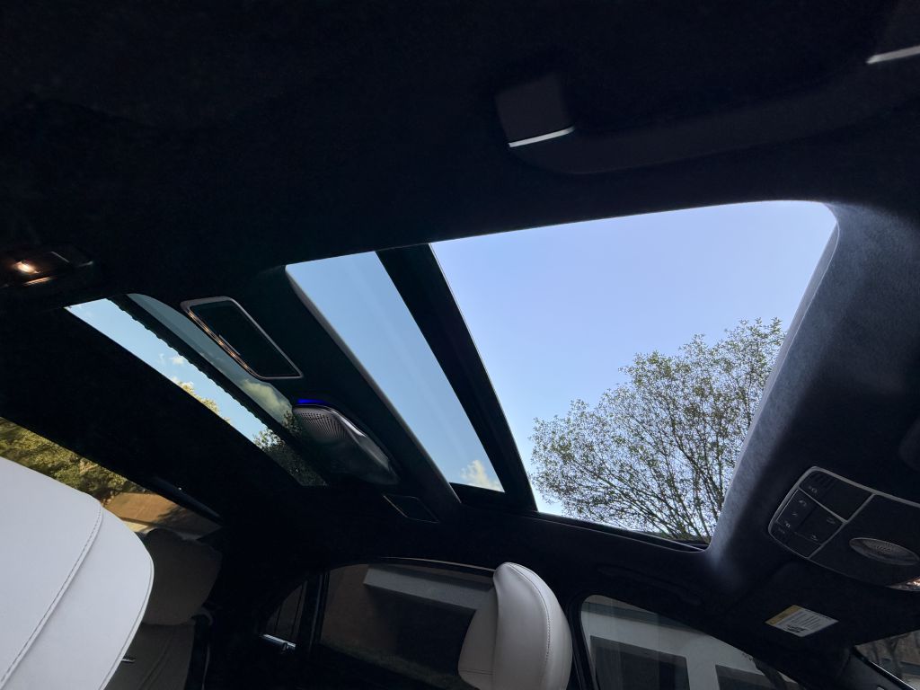 Photo 19 of this MERCEDES-BENZ S-CLASS