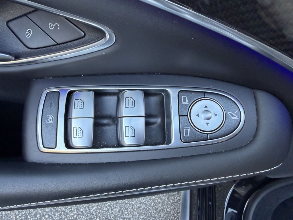 Photo 23 of this MERCEDES-BENZ S-CLASS
