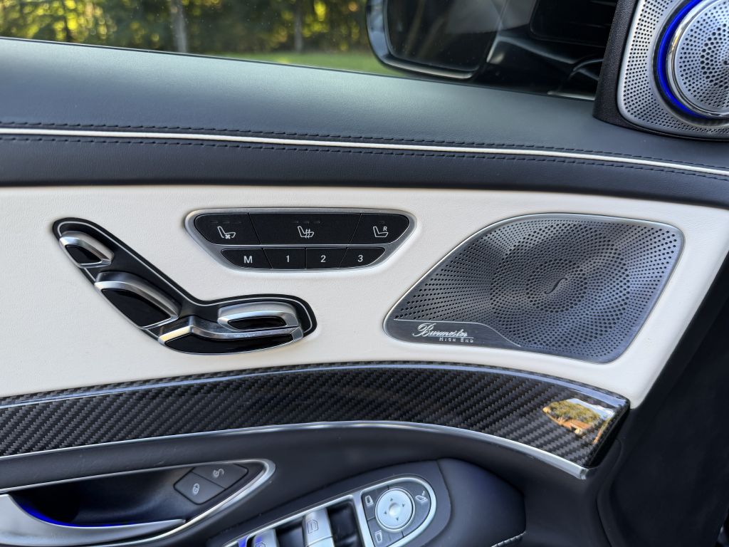 Photo 24 of this MERCEDES-BENZ S-CLASS