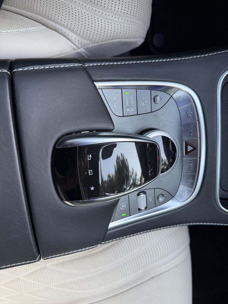 Photo 32 of this MERCEDES-BENZ S-CLASS