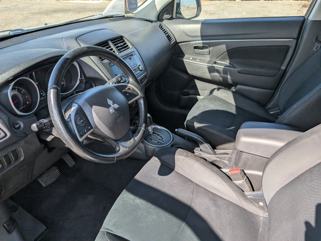 Photo 7 of this MITSUBISHI OUTLANDER SPORT