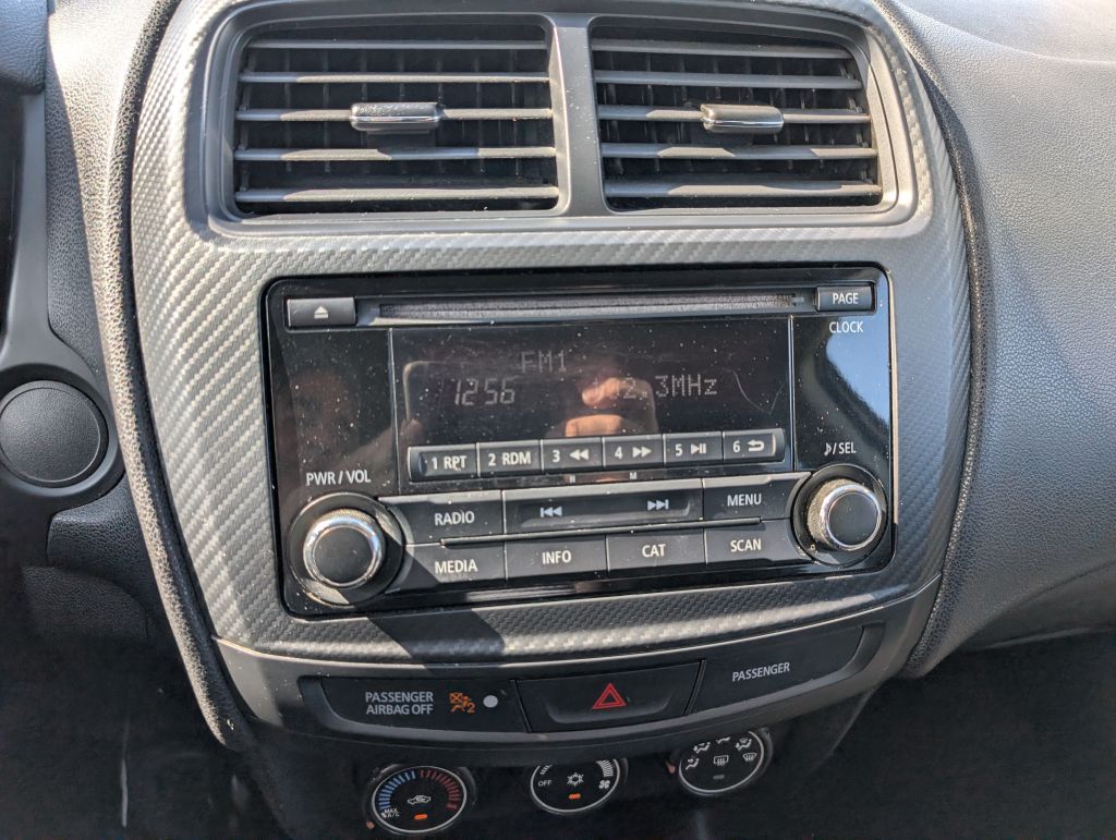 Photo 10 of this MITSUBISHI OUTLANDER SPORT