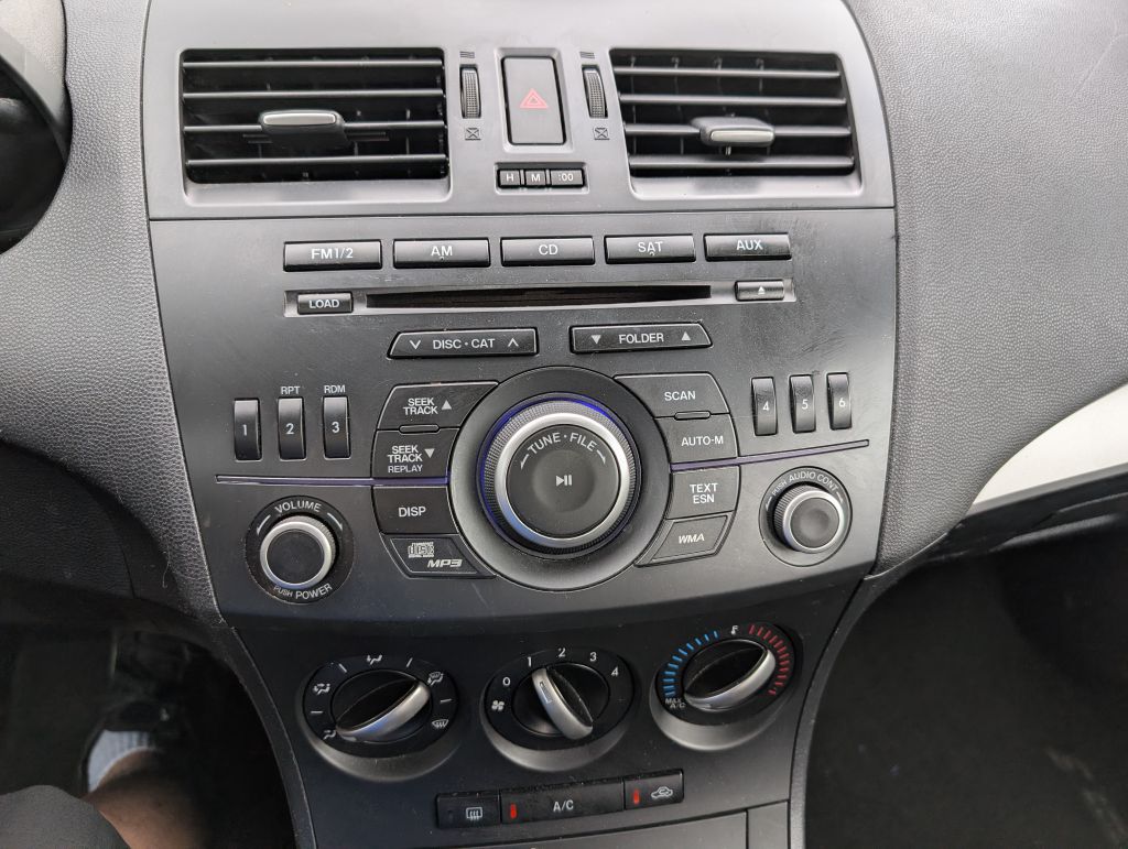 Photo 11 of this MAZDA 3
