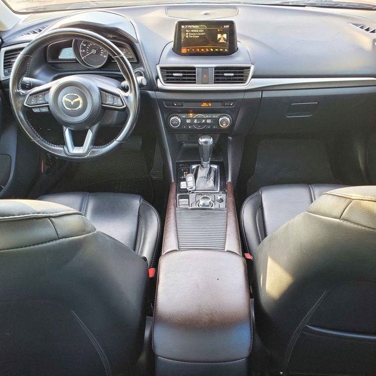 Photo 8 of this MAZDA 3