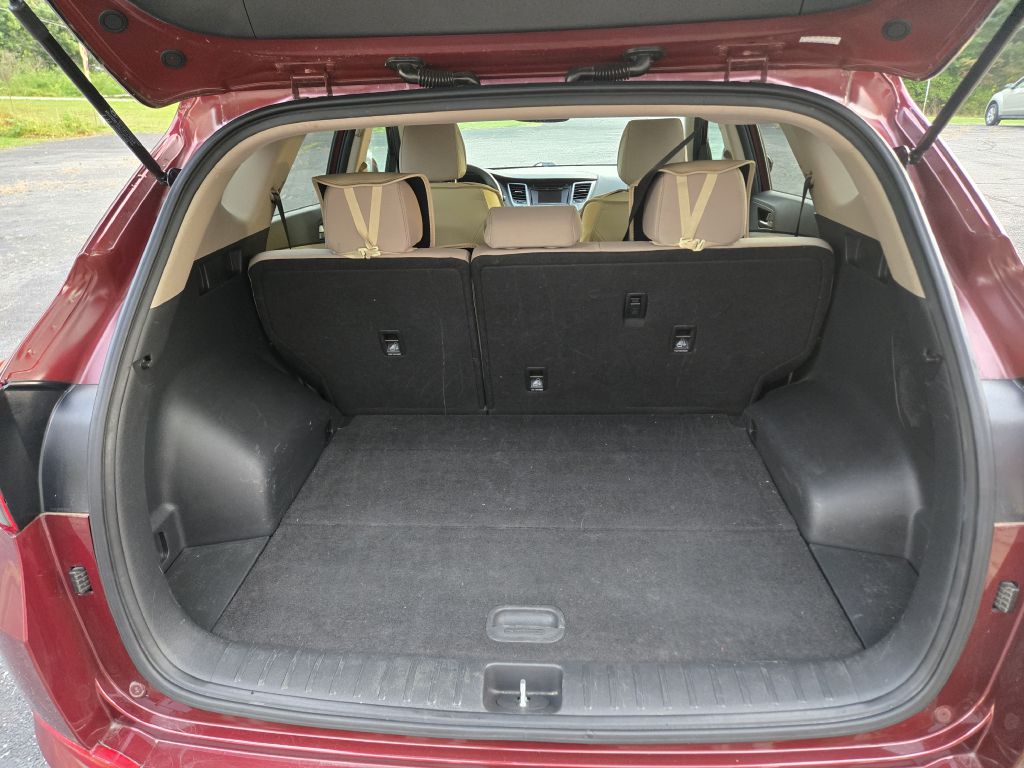 Photo 8 of this HYUNDAI TUCSON