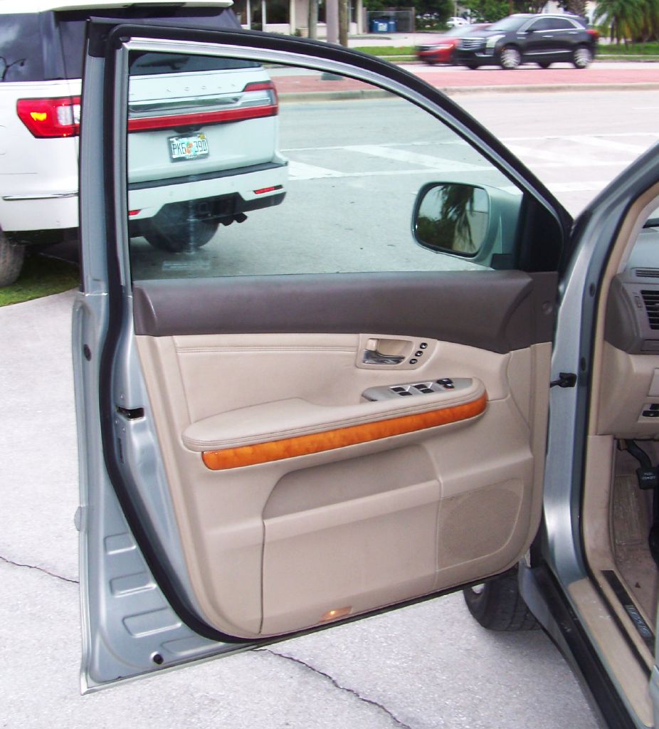 Photo 9 of this LEXUS RX