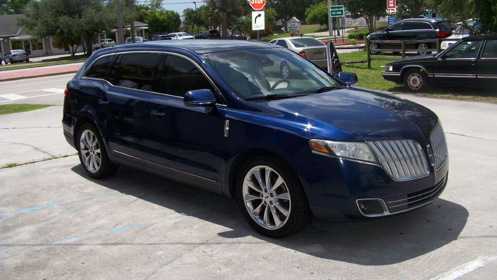 Photo 2 of this LINCOLN MKT
