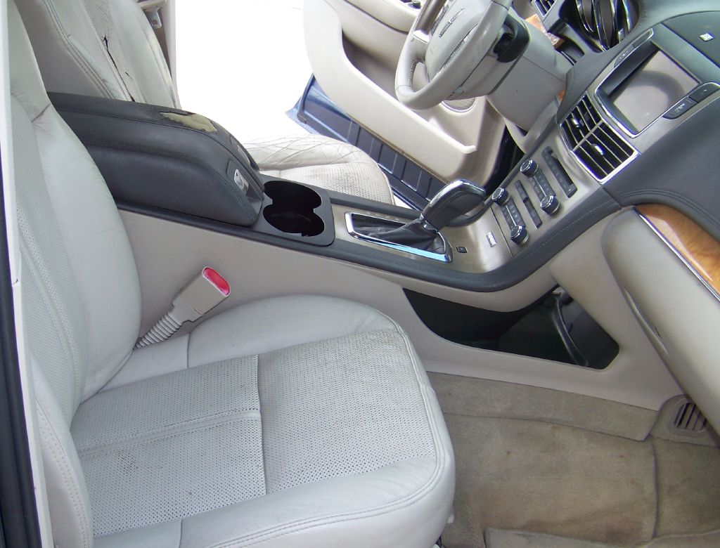 Photo 9 of this LINCOLN MKT
