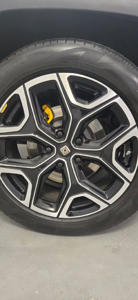 Photo 9 of this RIVIAN R1S
