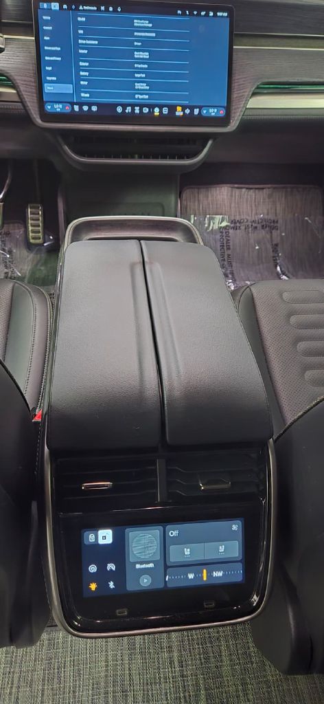 Photo 16 of this RIVIAN R1S
