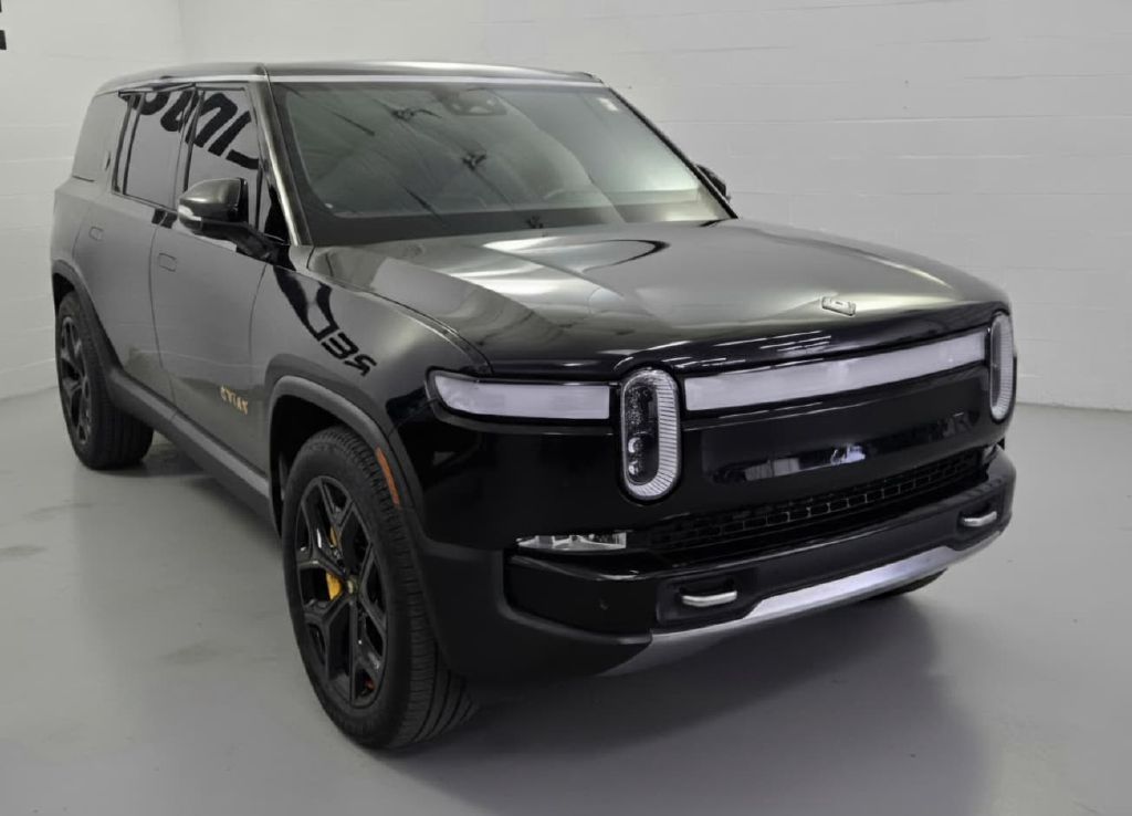 Photo 3 of this RIVIAN R1S