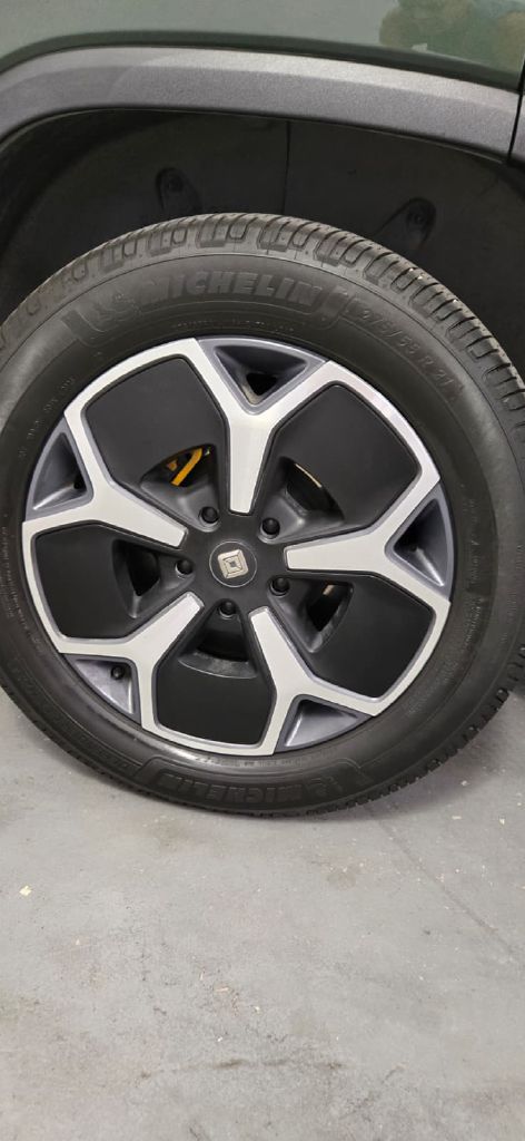Photo 8 of this RIVIAN R1S