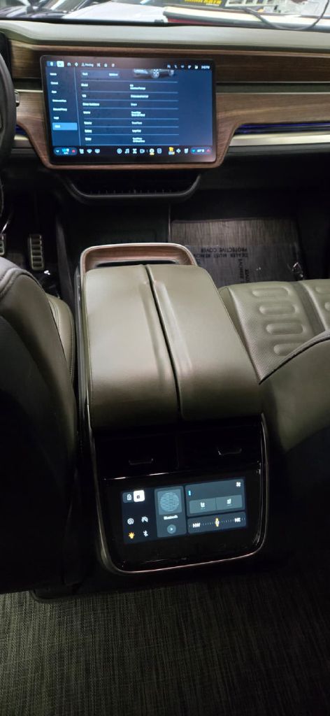 Photo 13 of this RIVIAN R1S