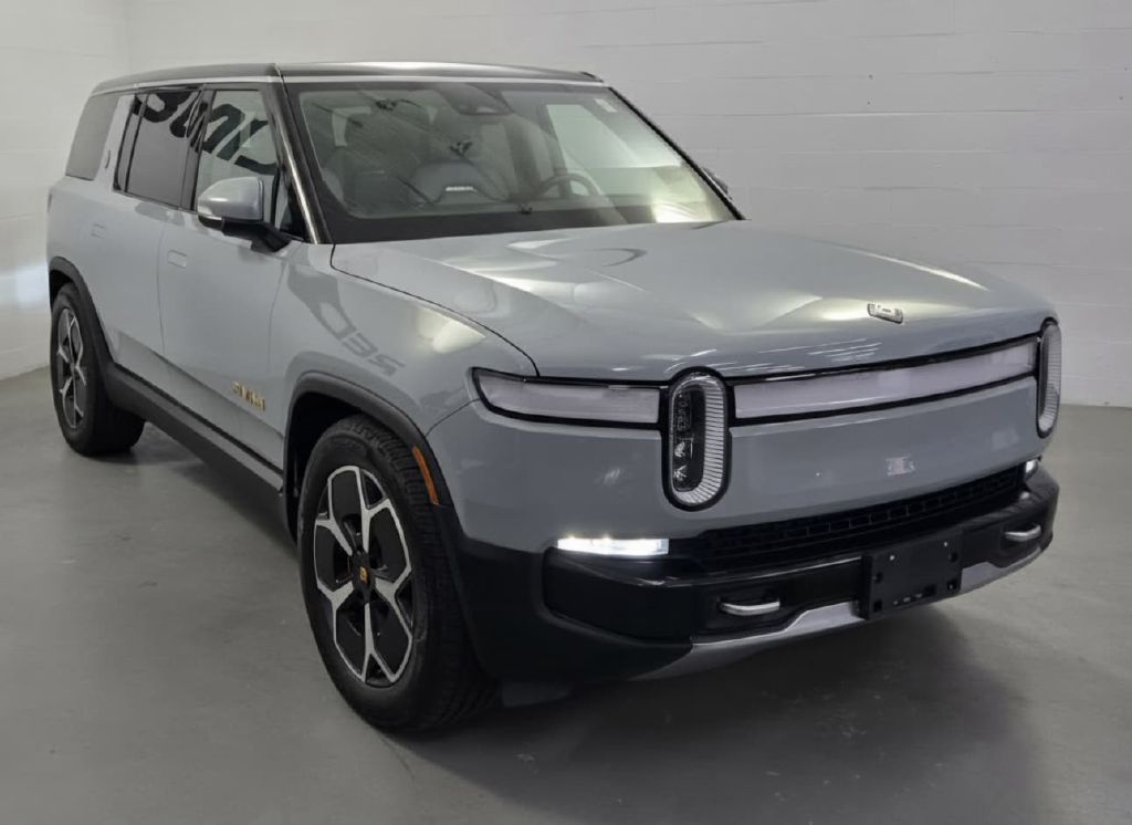 Photo 3 of this RIVIAN R1S