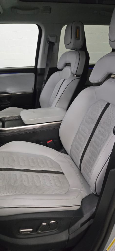 Photo 10 of this RIVIAN R1S