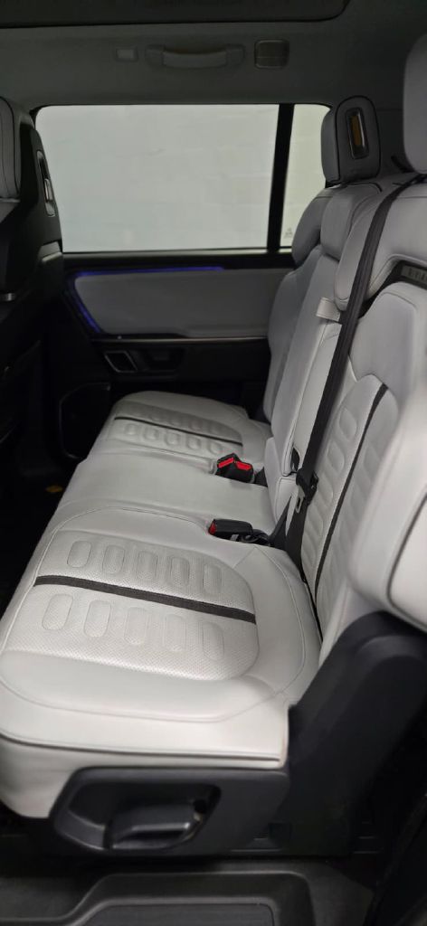 Photo 12 of this RIVIAN R1S