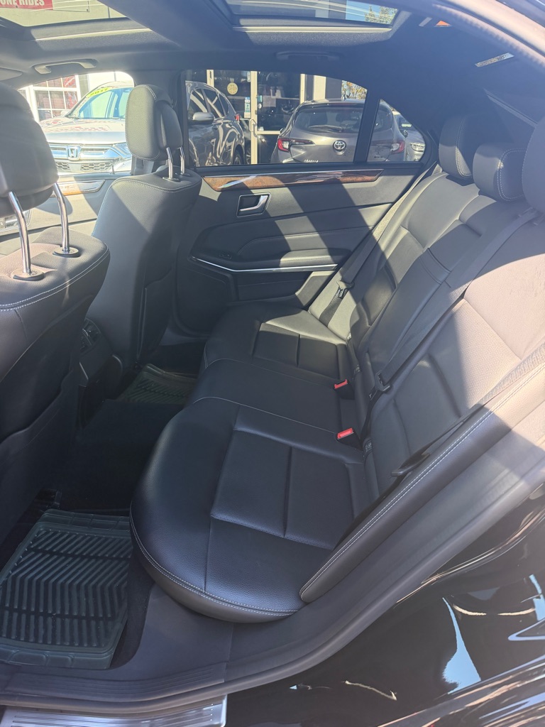 Photo 21 of this MERCEDES-BENZ E-CLASS