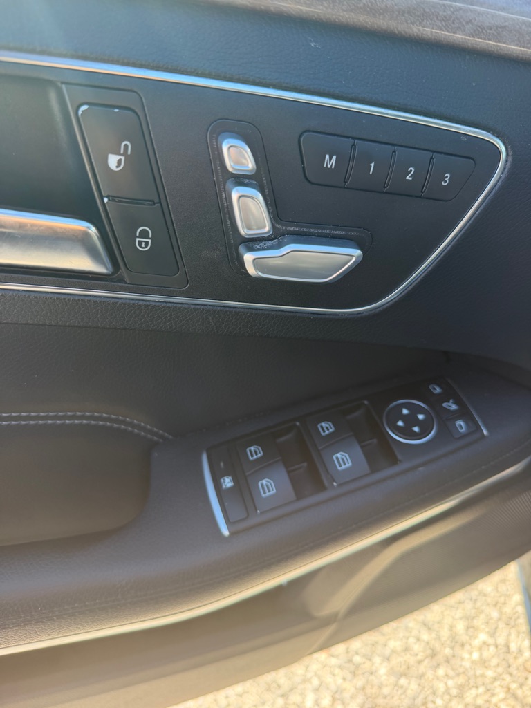 Photo 11 of this MERCEDES-BENZ E-CLASS
