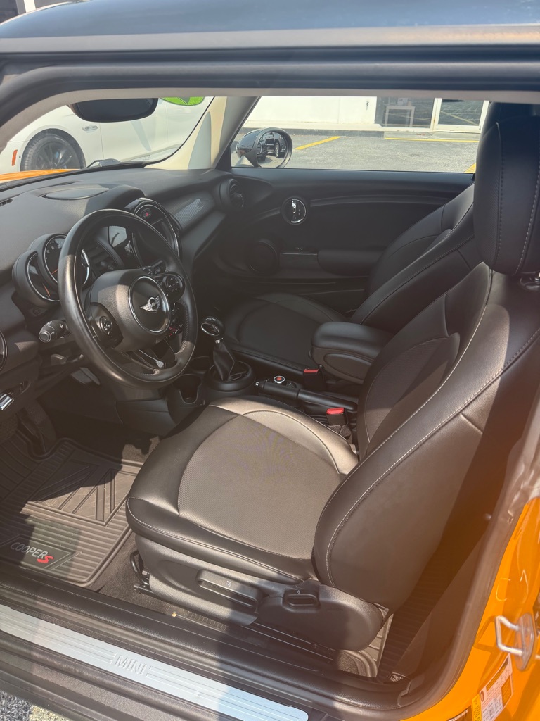 Photo 8 of this MINI HARDTOP 2 DOOR