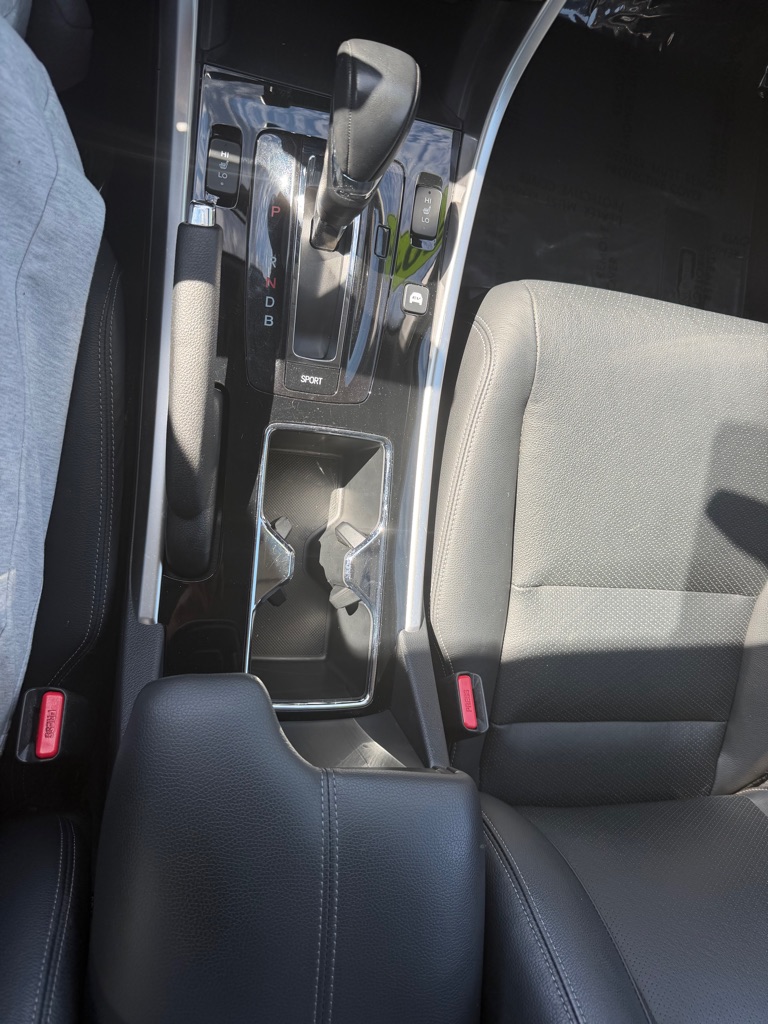 Photo 17 of this HONDA ACCORD HYBRID